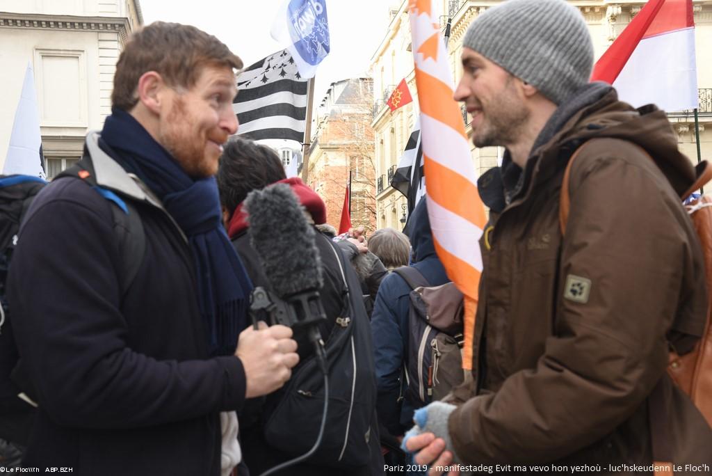 Pariz, yezhoù rannvroel, 2019 , manifestadeg, atersadenn e brezhoneg er straed. Kazetenner Dewi Siberil. Pariz, yezhoù rannvroel, 2019 , manifestadeg, atersadenn e brezhoneg er straed. Kazetenner Dewi Siberil.