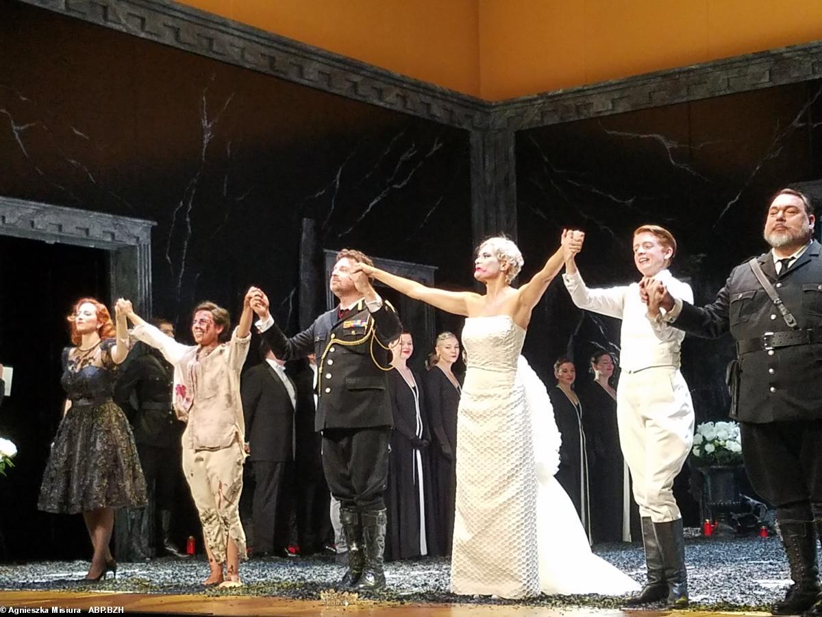 Olivia Doray ( Servilia)José Maria Lo Monaco ( Sesto) Jeremy Ovenden ( Tito)Roberta Mameli ( Vitellia) Abigaïl Levis( Annio) Christophoros Stamboglis ( Publio)