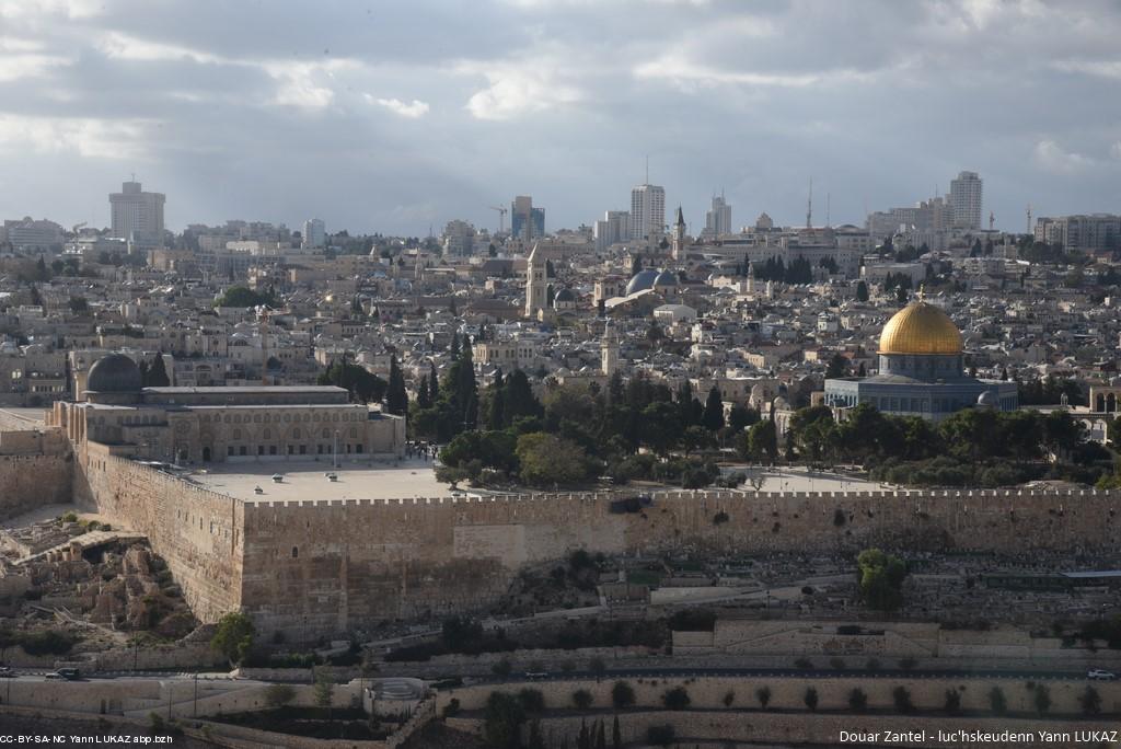 Israël, Jérusalem vieille ville: esplanade du Temple (juif) - aujourd'hui (doré) Dôme de la Roche (musulman) -, au fond Anastasis ou St Sépulchre (chrétien). Vue en direction de l'ouest.