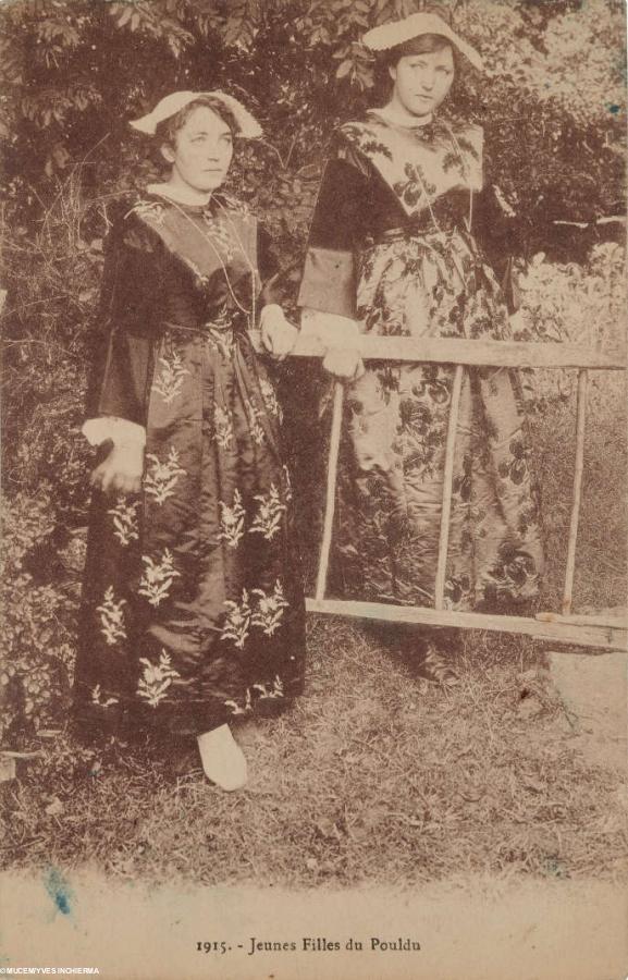 « Jeunes Filles du Pouldu ». Carte postale, impression photomécanique. MUCEM/YVES INCHIERMA