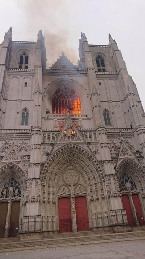 La cathédrale Saint-Pierre Saint-Paul en proie aux flammes criminelles samedi 18 juillet 2020.