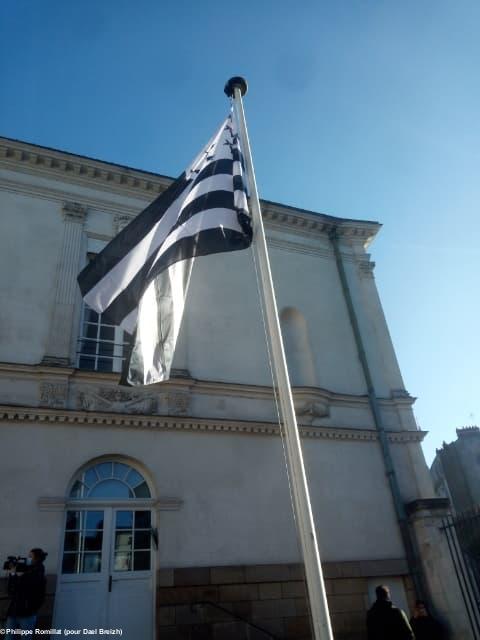 Le Gwenn-ha-Du pavoise enfin à l'Hôtel de Ville de Nantes, cité des Ducs de Bretagne (Naoned, 17/12/2020)