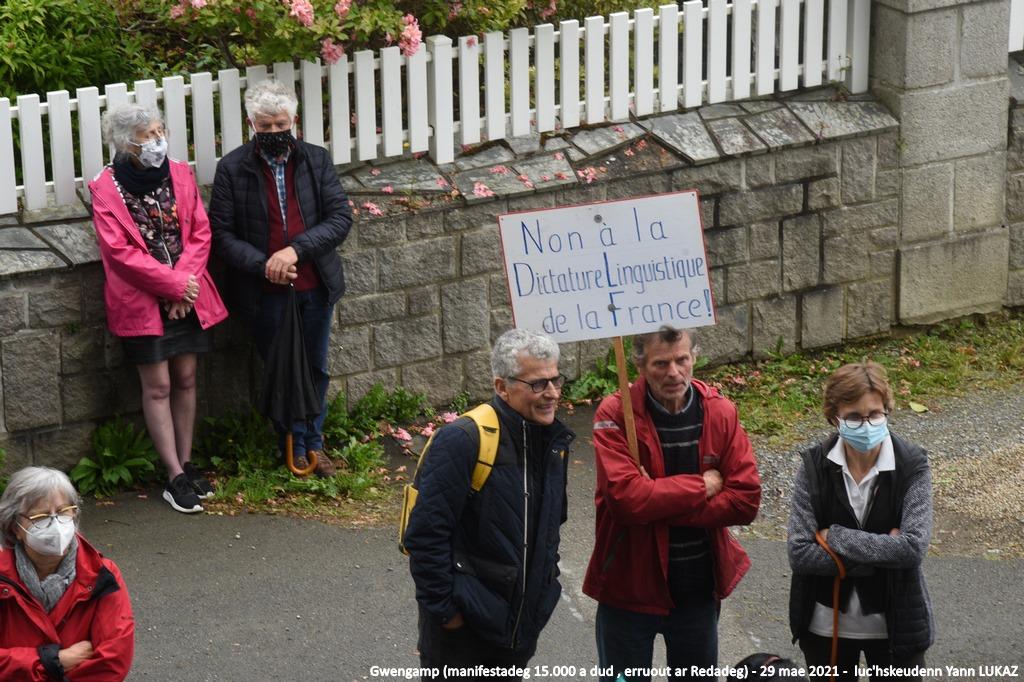 Gwengamp, 29 mae 2021. manifestadeg evit ar yezh. Redadeg 2021. Ce couple d'habitants, d'apparence calme et déterminée, traduit bien l'ambiance générale sensible dans la manifestation. Hag ivez, skritell "Non à la dictature linguistique de la France" (ra baouezo Frañs da vrezeliñ ouzh ar yezhoù)