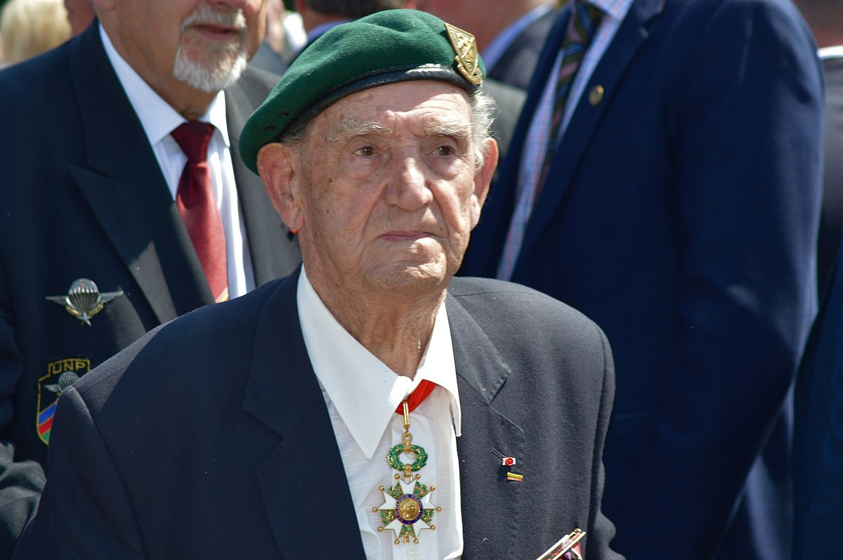 Le Breton Léon Gauthier, dernier survivant de ceux débarqués le 6 juin 1944 à Ouistreham, n’a reçu la légion d’Honneur, ainsi que ses compagnons survivants, qu’en 2004. (Photo Alain Le Pape CC-BY-SA)