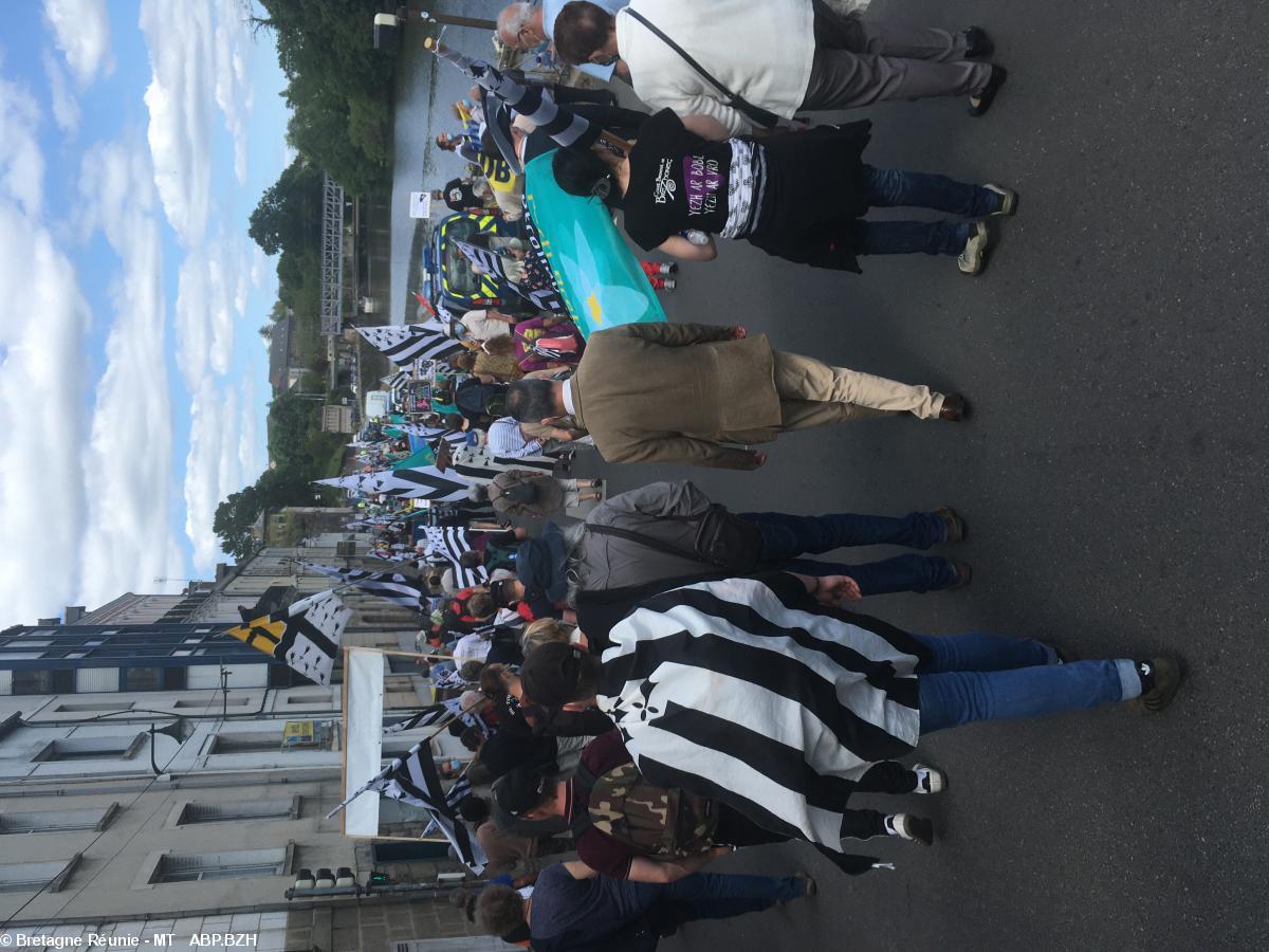 Cortège : Plus de 1500 personnes ont défilé Cortège : Plus de 1500 personnes ont défilé