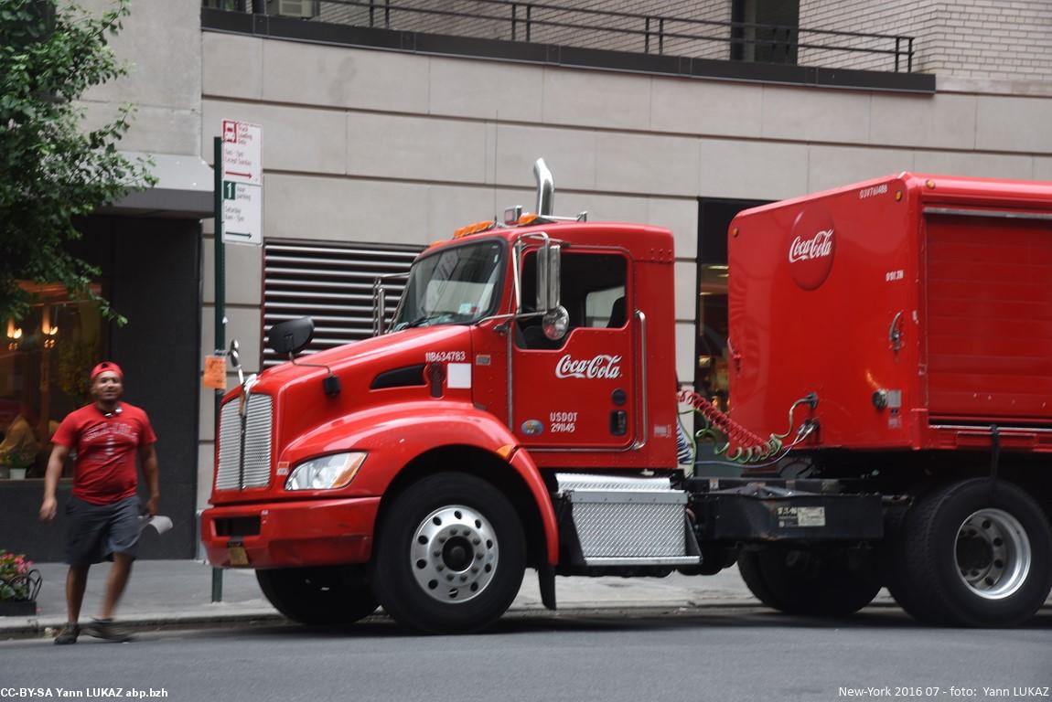 New-York ,  scène de rue. Breizh Cola? Non,  Coca-Cola (le breuvage du pays). .Noter la fierté du chauffeur.
