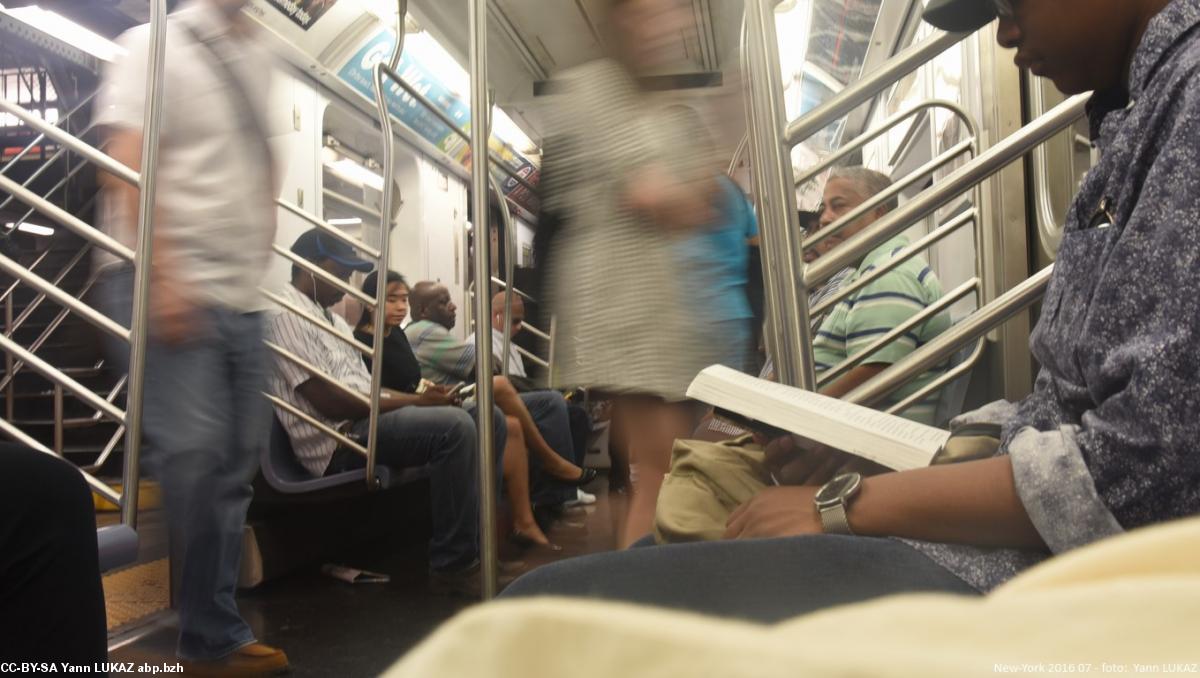 New-York ,  dans le métro. E-barzh an tren-buzhug.