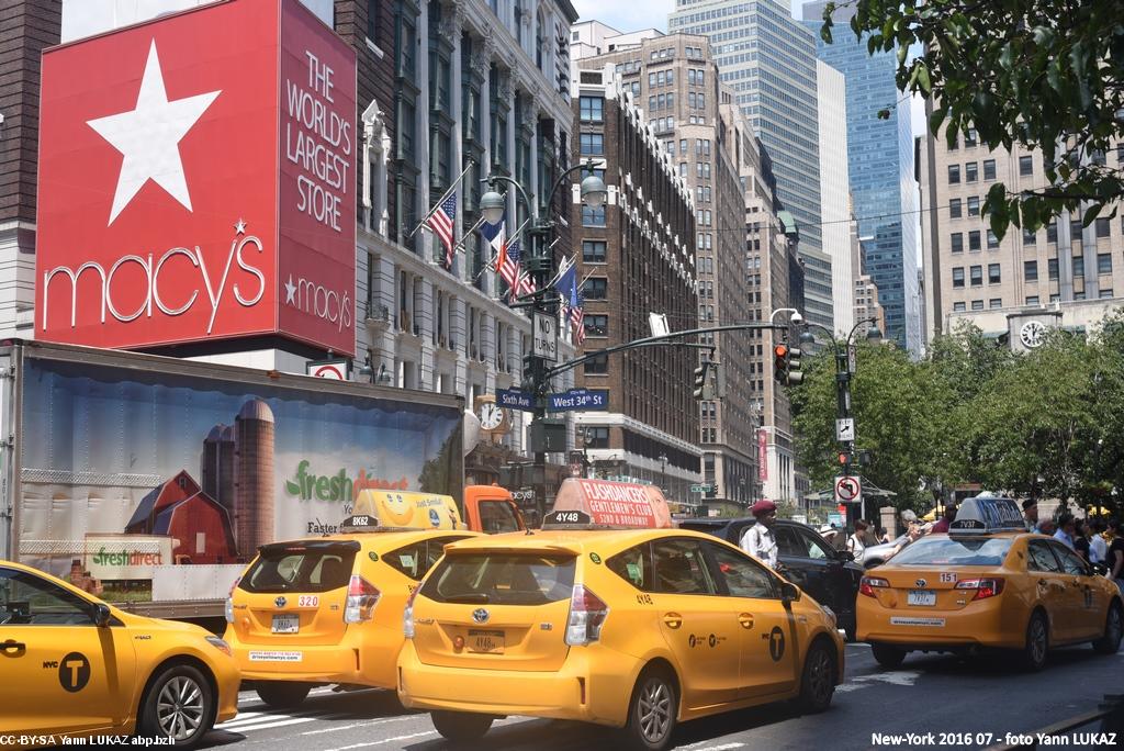 New-York , vue urbaine.  Temple de la consommation et taxis jaunes.