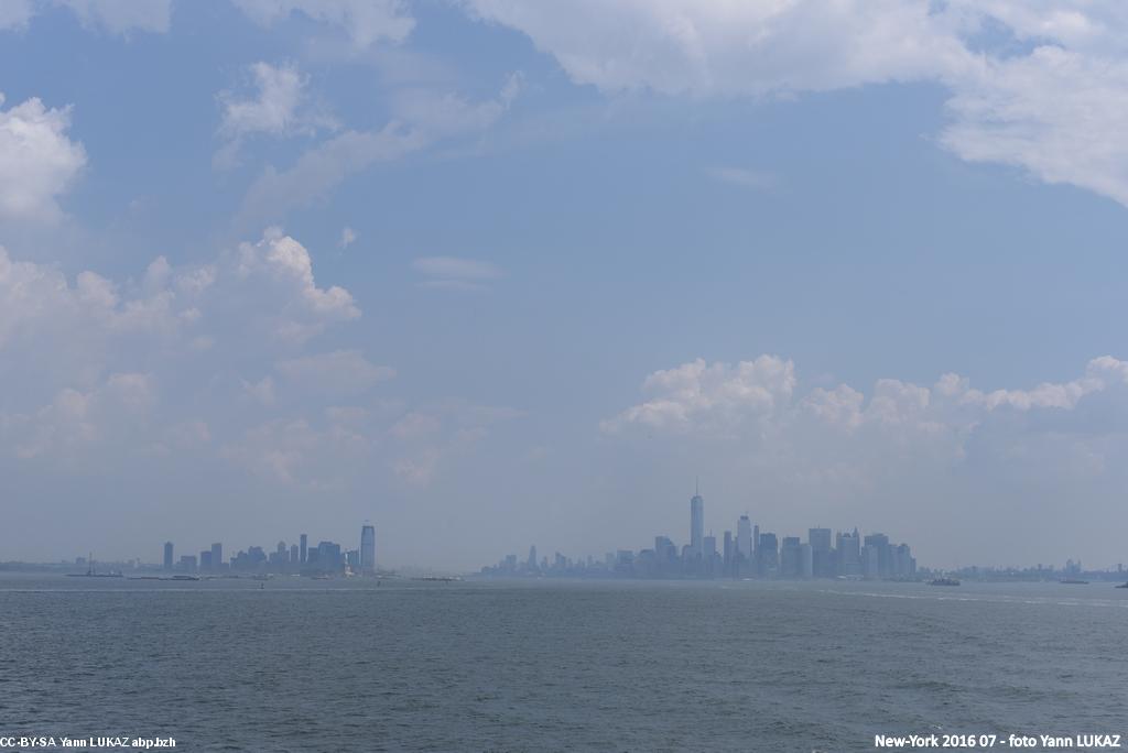New-York  .Les tours de.Manhattan vues depuis le ferry de Staten Island (l'un des cinq districts de la ville). Bouffée d'air frais. Ne dirait-on pas que NY , aussi , est une 