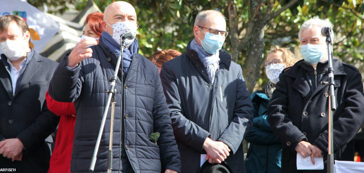 Loïg Chesnais-Girard (PS), Marc Le Fur (LR), Yanick Kerlogot (LREM), Ronan Dantec (EELV) lors de la manifestation du 12 mars 2021 à Quimper pour la langue bretonne.
