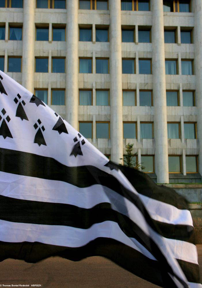 En 2012, le Gwen ha Du sur les marches de la mairie d\'Almaty, aujourd\'hui calcinée