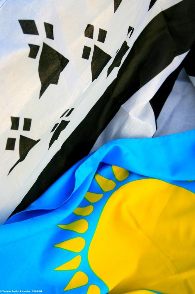 En 2012, le Gwen ha Du sur les marches de la mairie d\\\'Almaty, aujourd\\\'hui calcinée