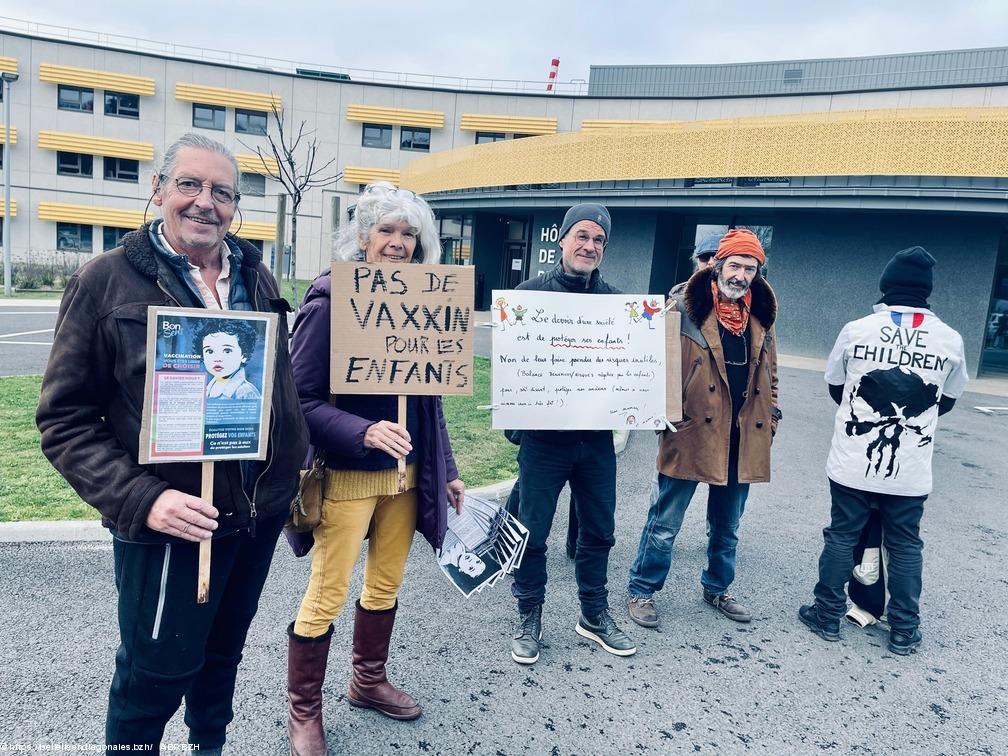 Manifestation devant l'hôpital de Belle-Ile-en-mer contre la vaccination Pfizer anticovid-19 des 5-11 ans, mercredi 2 février (Karol Kirchner est le 3e en partant de la gauche).