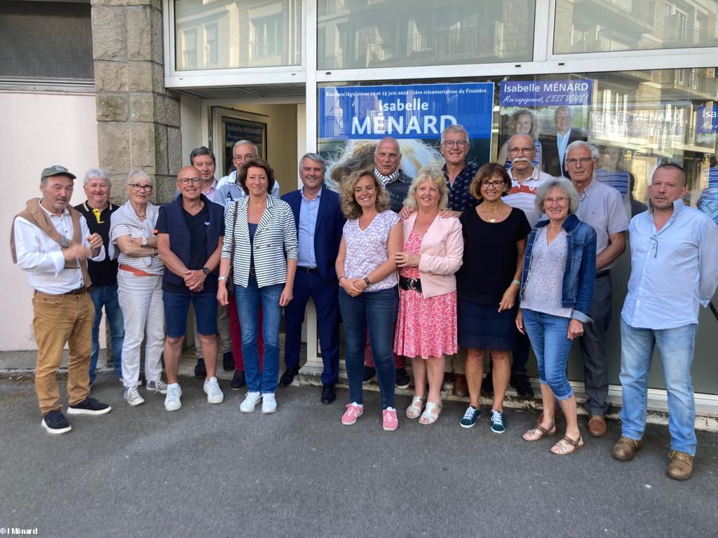 Photo d'une partie de l'équipe de campagne d'Isabelle Ménard, Candidate législatives 1ère circonscription du Finistère