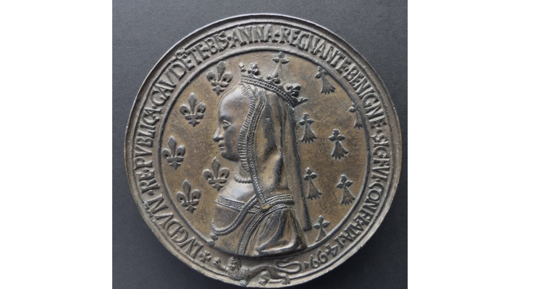 Médaille Louis XII et Anne de Bretagne faite à Lyon en 1500  Une union qui ne devait durer que le temps d'un mariage.(photo PBA)