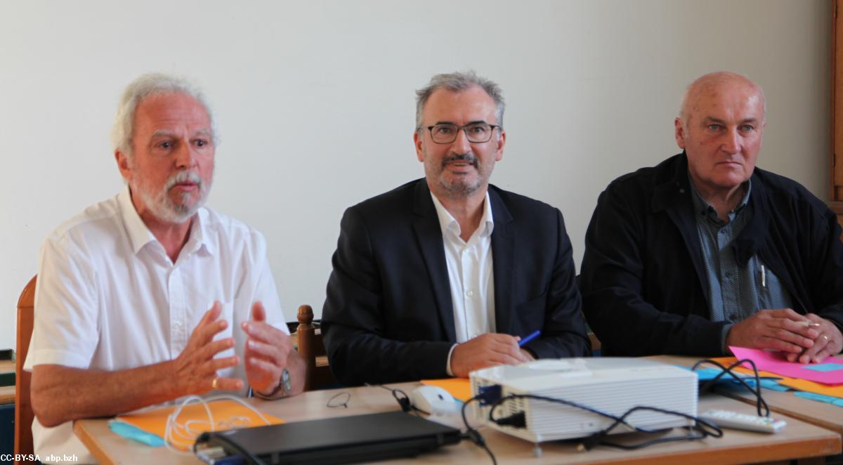 De gauche à droite, Didier Fouquet, maire de l’île de Sein, Jean-Philippe Berton, délégué régional d’EDF de Bretagne, et René Souben, vice-président du SDEF, ont signé la création d’Enez Sun Énergies, la société qui sera chargée de porter l’installation d’une éolienne  de 45m sur l'île de  Sein