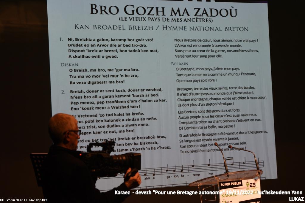 Bro Gozh Ma Zadoù, hymne breton (musique galloise, paroles par Taldir Jaffrennoù (1879-1956) - barde et écrivain breton enterré à Carhaix / Karaez - fortement inspirées de l'hymne gallois).