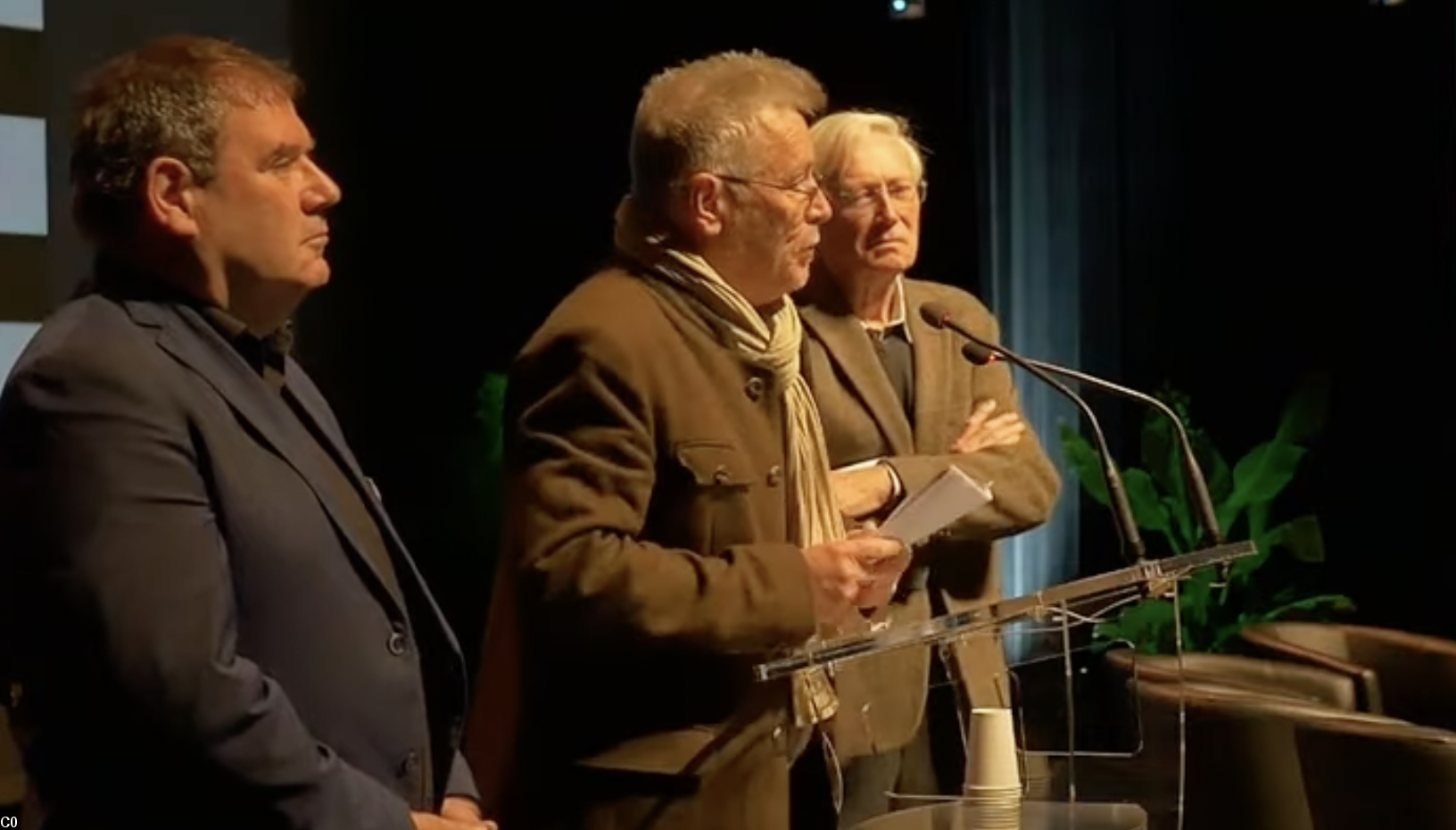 Le maire de Carhaix Christian Troadec, Thierry Jigourel, et le géographe Yves Lebahy inaugurent le colloque POUR UNE BRETAGNE AUTONOME le 19 février à Carhaix.