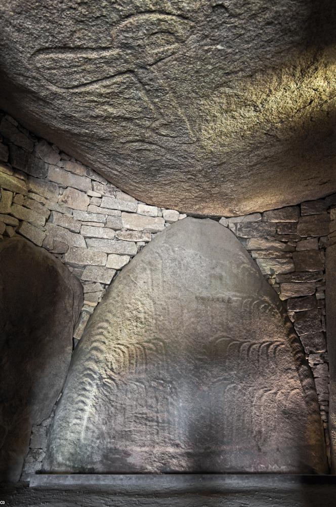 Dalle de chevet de la Table des Marchand,  dolmen de Locmariaquer (Morbihan) avec une hache emmanchée stylisée au plafond et des signes de crosse, au centre.