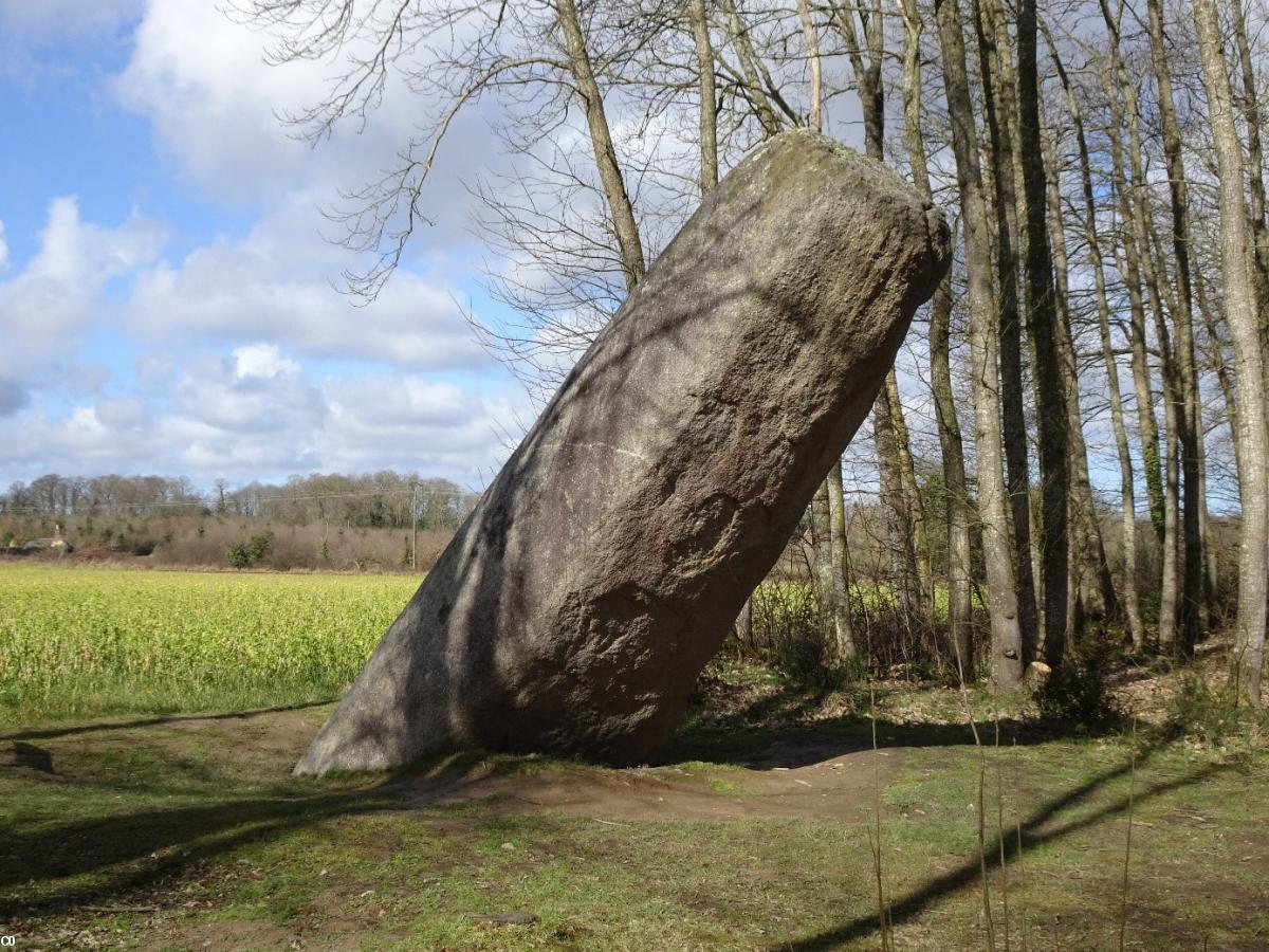 Menhir de Saint-Samson-sur-Rance (Côtes-d'Armor), début du IVe millénaire avant notre ère
