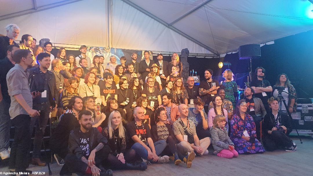 Des lauréats, le jury et les bénévoles de 19e festival Court Métrange