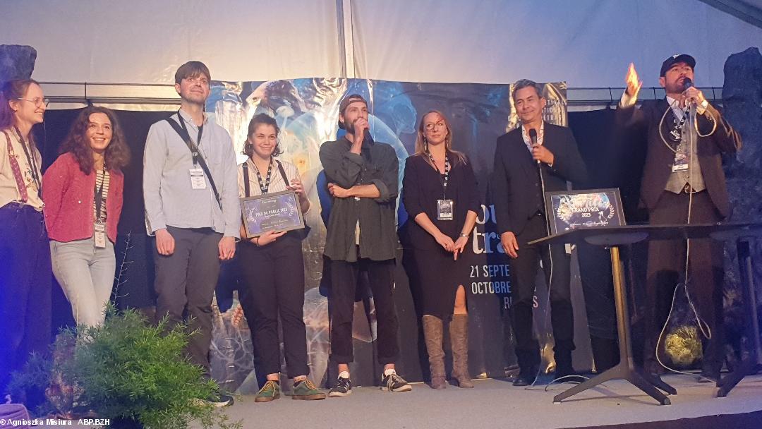 Des lauréats, et l'équipe: Directrice générale et artistique:
Cyrielle Doziéres ,
Président et cofondateur : Steven Pravong