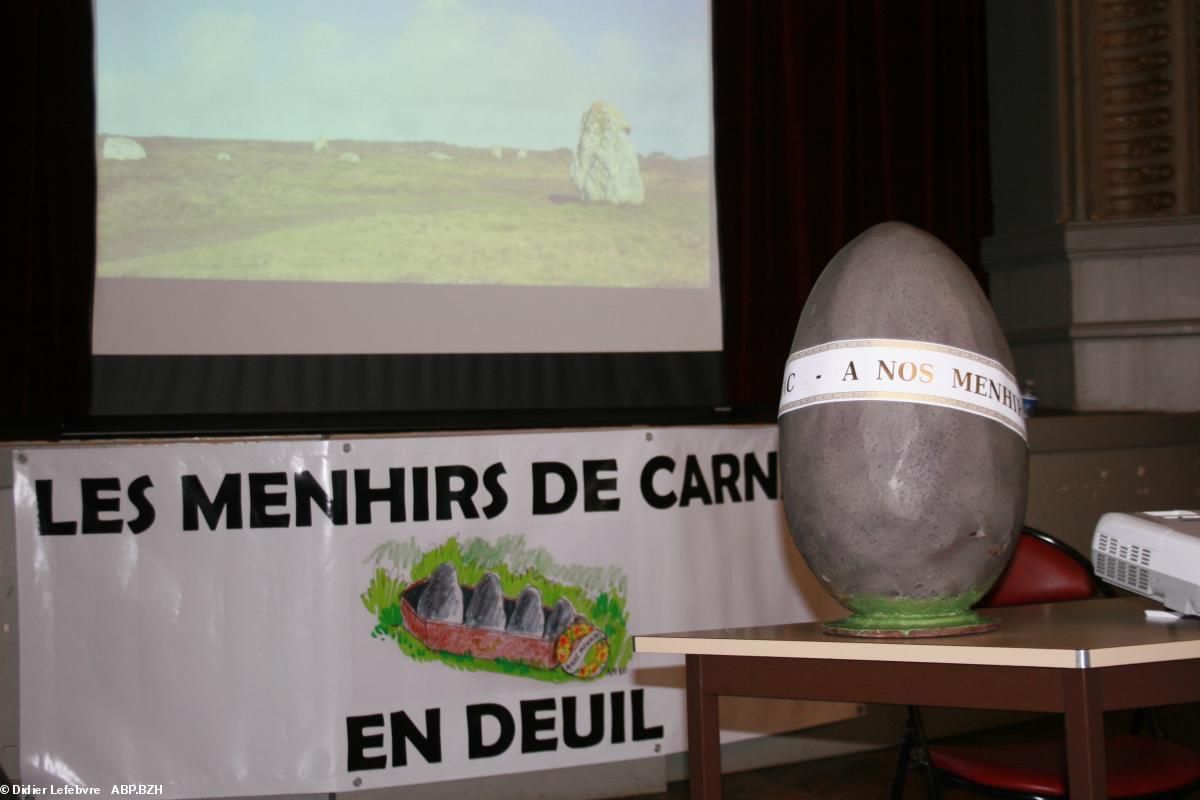 le menhir en chocolat refusé pars la ministre de la Culture (photo prise lors de la conférence-débat Menhirs détruits de Carnac, Auray, 11 novembre 2023 )