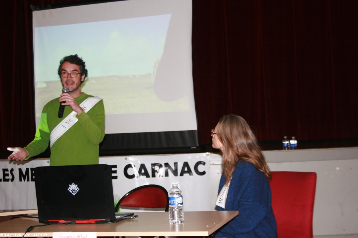 Pierre-Léon Luneau lors de la conférence-débat Menhirs détruits de Carnac, Auray, 11 novembre 2023 )