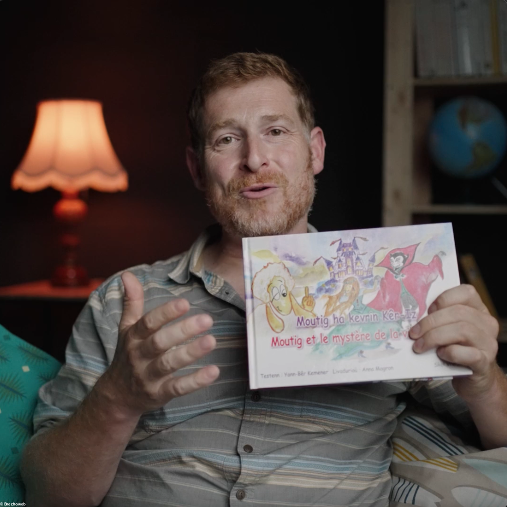 Dewi a ginnig deoc'h al levrioù !