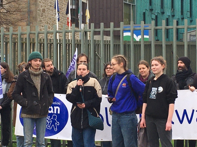 Des élèves du collège Diwan de Saint-Brieuc prennent la parole
