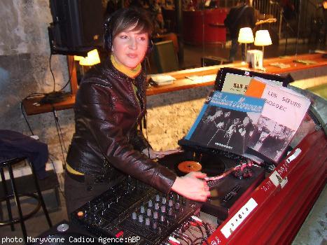 La DJ Blue. La DJ Blue.