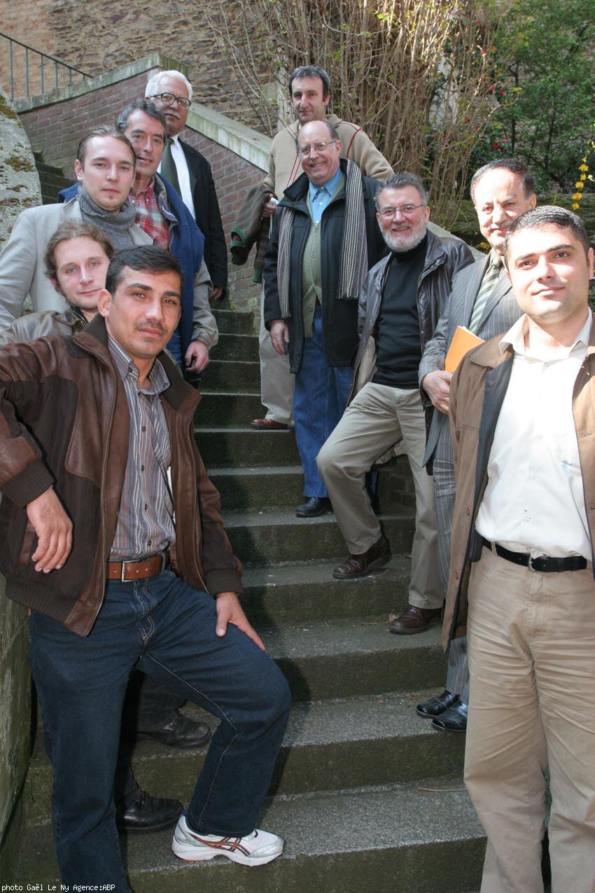 Wirya Ehmed Rédacteur en chef de la revue \"çilawas\" Hengaw Enwer Sêxanî Directeur de l\'institut du patrimoine Kurde d\'ERBIL et Serdar Ahmad Abdula musicien entourés des memebres des associations Shêkhani et Amitiés kurdes de Bretagne