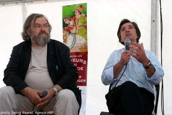 Michel Le Bris et le cuisinier Olivier Roellinger dans l\'espace \"Saveurs du monde\".