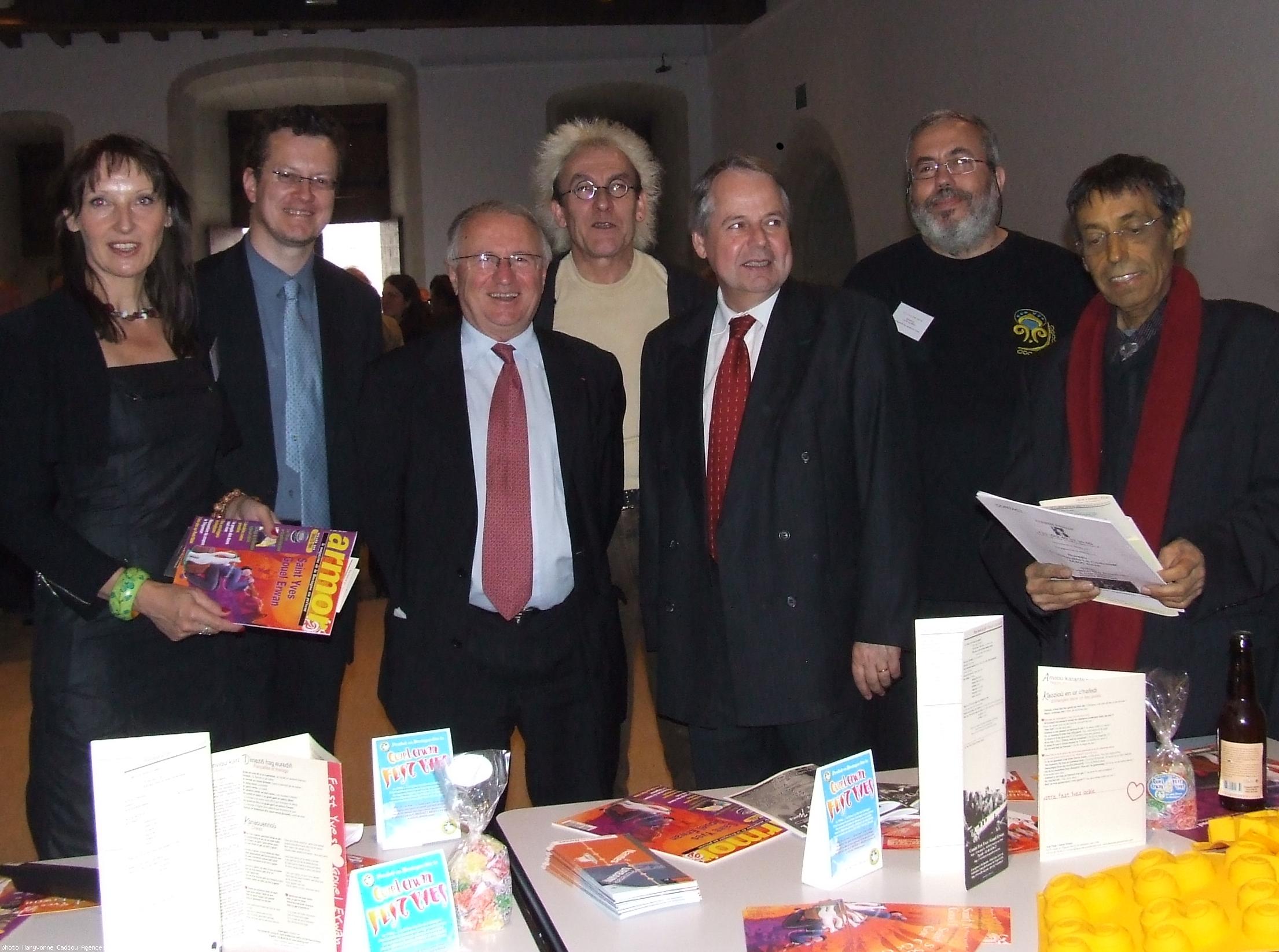 Claudie Poirier Kristian Guyonvarc\'h Patrick Mareschal Jean Louis Jossic Jean Pierre Le Bihan et Patrick Pellen devant des produits symboles de la Fest Yves. Claudie Poirier Kristian Guyonvarc\'h Patrick Mareschal Jean Louis Jossic Jean Pierre Le Bihan et Patrick Pellen devant des produits symboles de la Fest Yves.