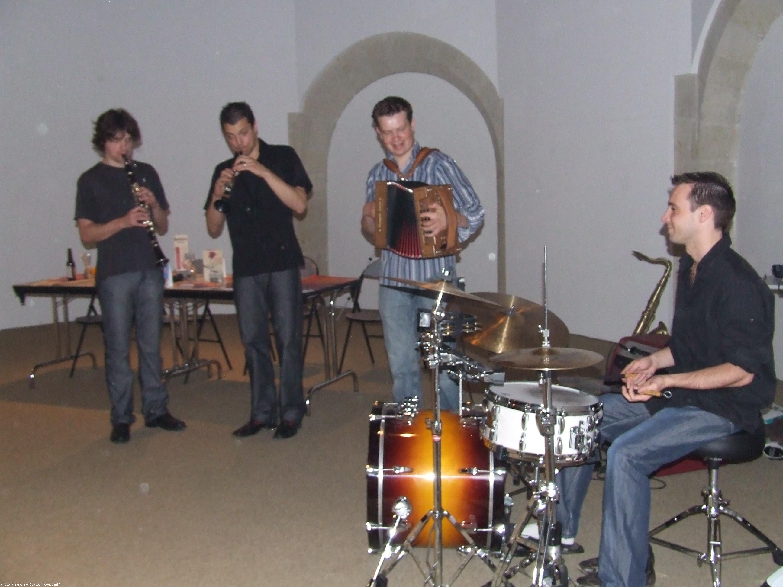 Le groupe nantais Esquisse : musique bretonne et d\'autres inspirations en version jazz-electro. Le groupe nantais Esquisse : musique bretonne et d\'autres inspirations en version jazz-electro.