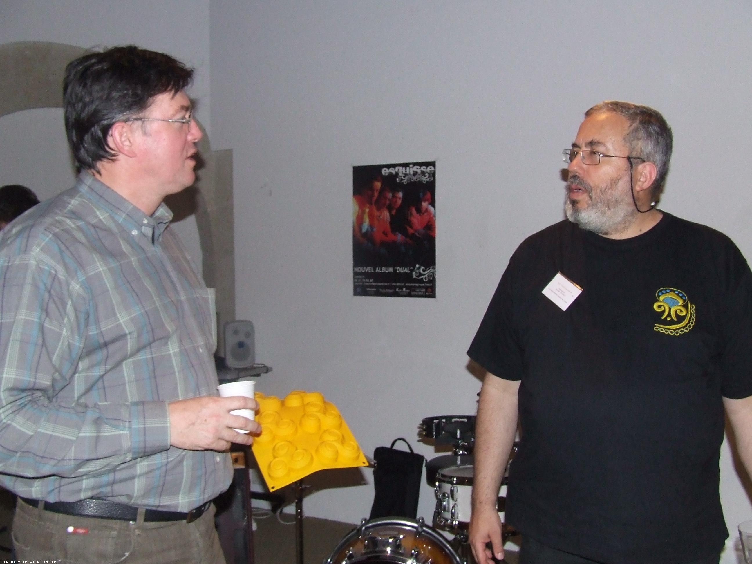 Jean François Istin gérant de Brasserie de Bretagne avec un des moules souples identitaires en silicone alimentaire créés par Véronique Istin qu\'il présente à Jean Pierre Le Bihan. Jean François Istin gérant de Brasserie de Bretagne avec un des moules souples identitaires en silicone alimentaire créés par Véronique Istin qu\'il présente à Jean Pierre Le Bihan.