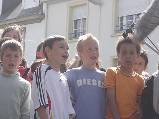 Les primaires chantent « Ur c’hi bombarder ».