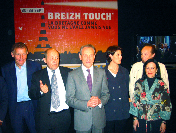 Patrick Poivre d\'Arvor Jean-Yves Le Drian Bertrand Delanoë Anne Quéméré Alan Stivell et Irène Frain présentent la Breizh Touch à Paris