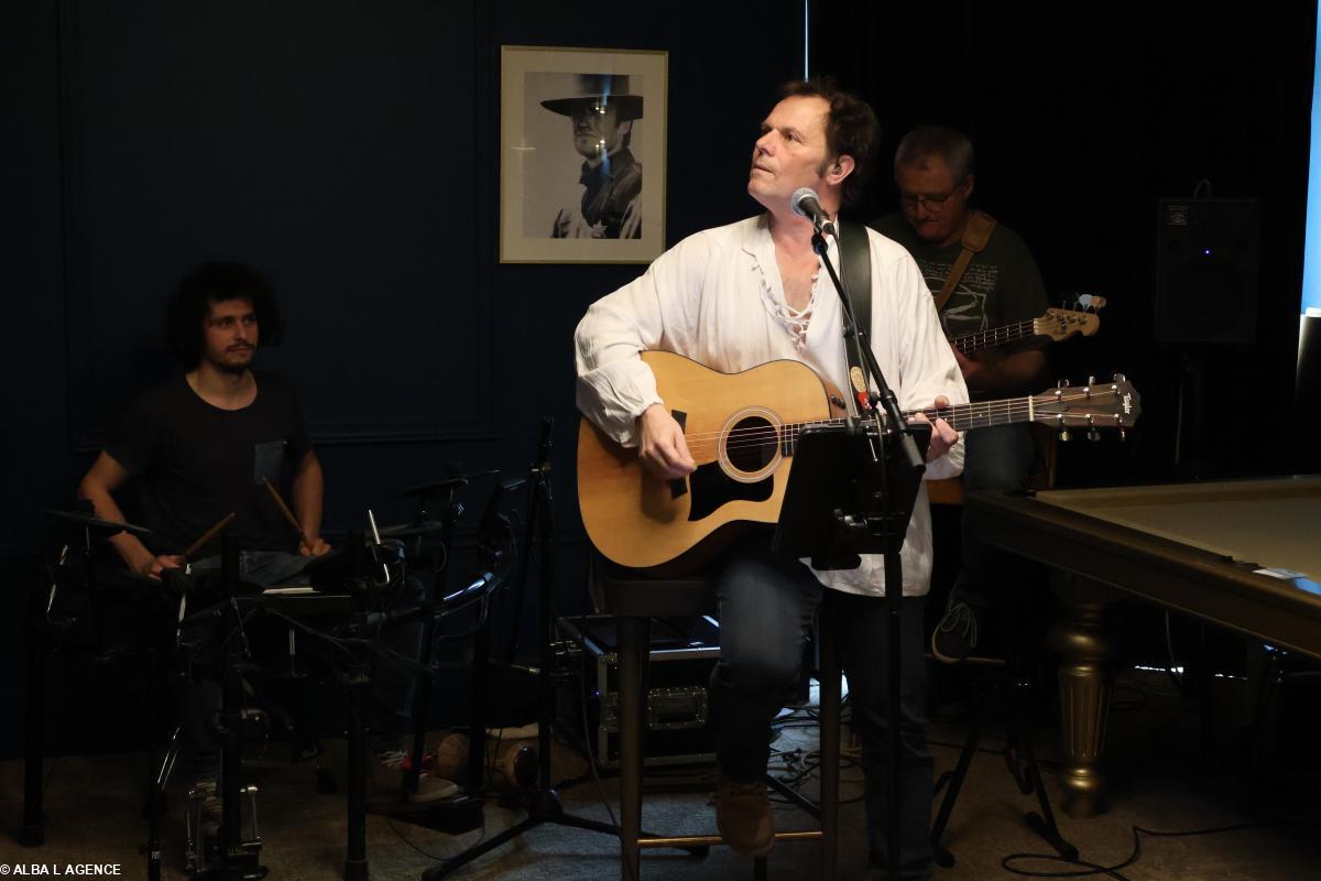 JÔme lors de la conférence de presse au Marius à Pornic le 25 mars 2025