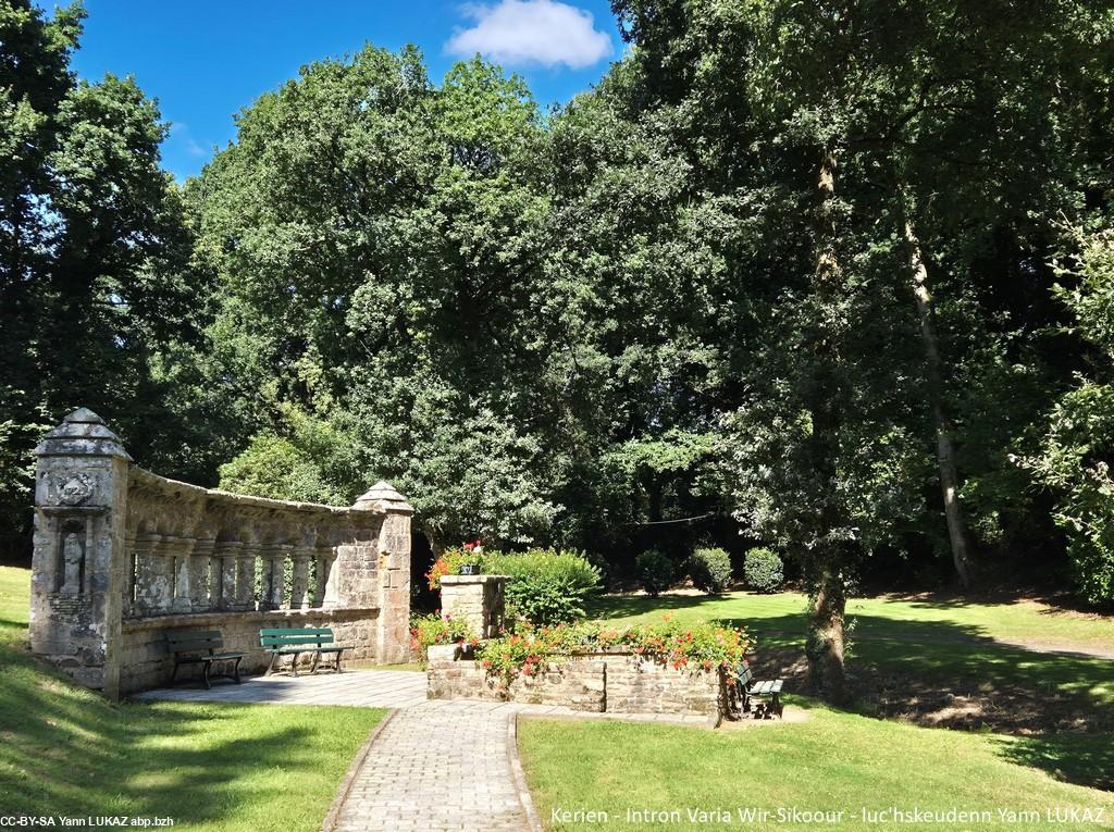 Santual Kerien, prad ar feunteunoùigoù - emzigouezh gentañ (1652) - Sanctuaire de Querrien (champ de la première apparition (1652)) Santual Kerien, prad ar feunteunoùigoù - emzigouezh gentañ (1652) - Sanctuaire de Querrien (champ de la première apparition (1652))