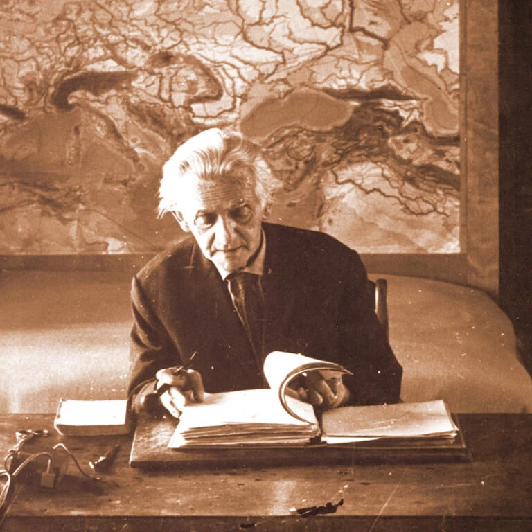 Louis Guilloux à son bureau