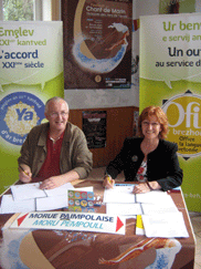 Pierre Morvan président du Festival et Lena Louarn présidente de l\'Office de la Langue Bretonne signent l\'accord Ya d\'ar brezhoneg.