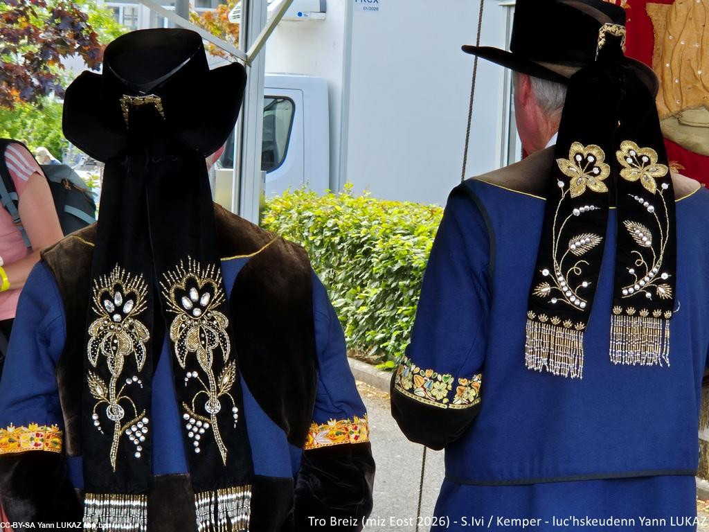 Costumes et chapeaux du pays glazik (ar vro glazik), photographiés ici au Likès, avant la procession finale.. Costumes et chapeaux du pays glazik (ar vro glazik), photographiés ici au Likès, avant la procession finale..