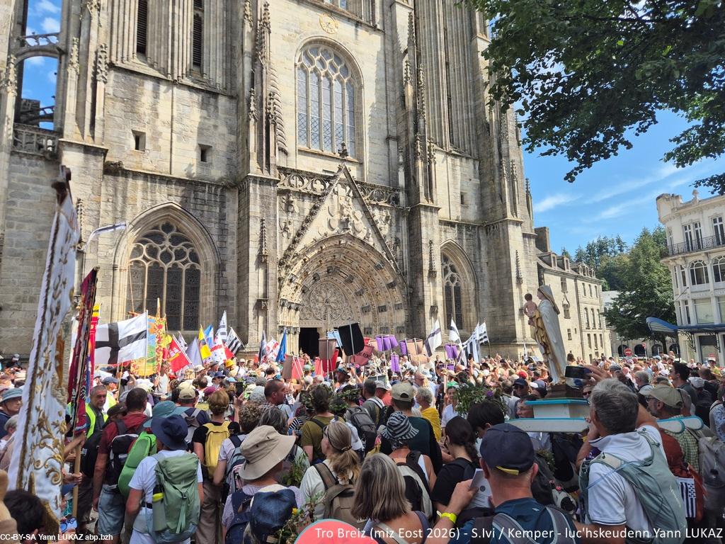 Arrivée de la procession finale devant la cathédrale Saint Corentin, en plein coeur de Kemper. Remarque les nombreux drapeaux et étendards, ainsi que la statue de Notre-Dame du Tro-Breiz. Arrivée de la procession finale devant la cathédrale Saint Corentin, en plein coeur de Kemper. Remarque les nombreux drapeaux et étendards, ainsi que la statue de Notre-Dame du Tro-Breiz.