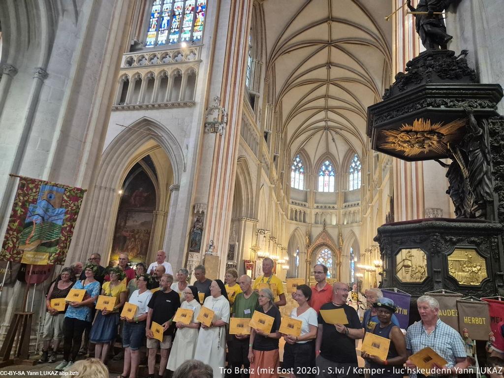 Cette année 2026, environ une vingtaine de marcheurs et marcheuses ont reçu leur diplôme attestant qu'ils ont accomplis en totalité le Tro-Breiz (soit 800 kms environs, au fil des différentes éditions annuelles). Bravo à tous diplômé(e)s ou pas d'ailleurs! Cette année 2026, environ une vingtaine de marcheurs et marcheuses ont reçu leur diplôme attestant qu'ils ont accomplis en totalité le Tro-Breiz (soit 800 kms environs, au fil des différentes éditions annuelles). Bravo à tous diplômé(e)s ou pas d'ailleurs!