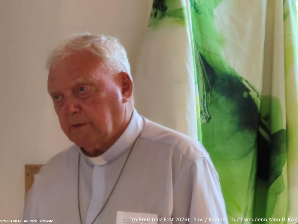 Dominig de La Forest, anavezet mat dre ma oa bet aluzenner war henchoù an Dro-Vreiz e-pad pell. « Keranforest » a zo ec'h anv-bluenn evel skrivagner hag arzhour . Amañ emañ o tisplegañ traoù e-barzh chapel Lokmaria-an-hent, tost da Sant Ivi. Dominig de La Forest, anavezet mat dre ma oa bet aluzenner war henchoù an Dro-Vreiz e-pad pell. « Keranforest » a zo ec'h anv-bluenn evel skrivagner hag arzhour . Amañ emañ o tisplegañ traoù e-barzh chapel Lokmaria-an-hent, tost da Sant Ivi.