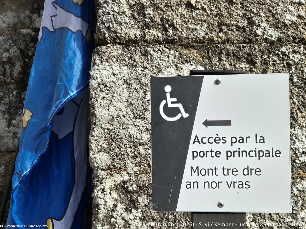 En Finistère, les affichages bilingues certes encore trop peu nombreux, commencent à se faire remarquer, et donnent un goût d'authenticité au voyageur. En Finistère, les affichages bilingues certes encore trop peu nombreux, commencent à se faire remarquer, et donnent un goût d'authenticité au voyageur.