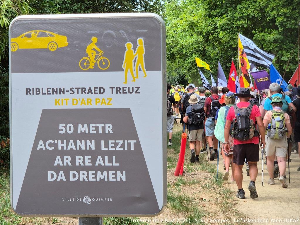 La ville de Kemper est connue pour ses efforts en faveur d'une signalétique bilingue. Ici, plus rare, un panneau monolingue. "Allez au pas". "A 50 mètres d'ici, laissez les autres passer." La ville de Kemper est connue pour ses efforts en faveur d'une signalétique bilingue. Ici, plus rare, un panneau monolingue. "Allez au pas". "A 50 mètres d'ici, laissez les autres passer."