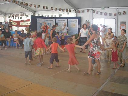Béatrice Kermabon à la danse bretonne avec les enfants.