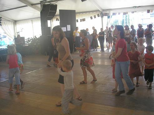 Retour à la danse bretonne avec Béatrice Kermabon  les enfants et les parents.